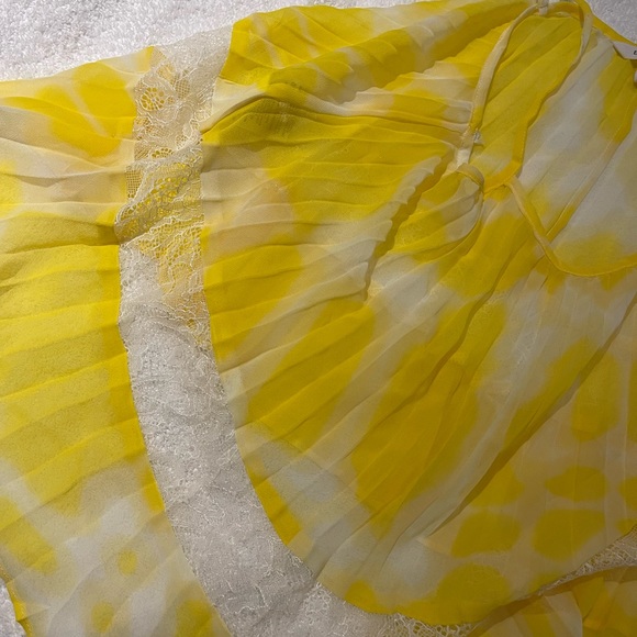 BCBG generation very cute top sheer with lace worn once size small - Picture 2 of 3